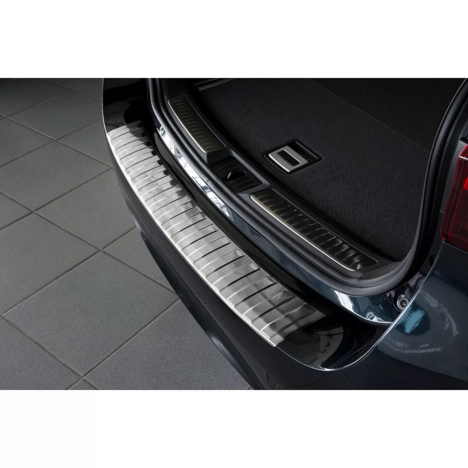 Paraurti Posteriore con Protezione Cromata per Toyota Avensis Station 2015-2018