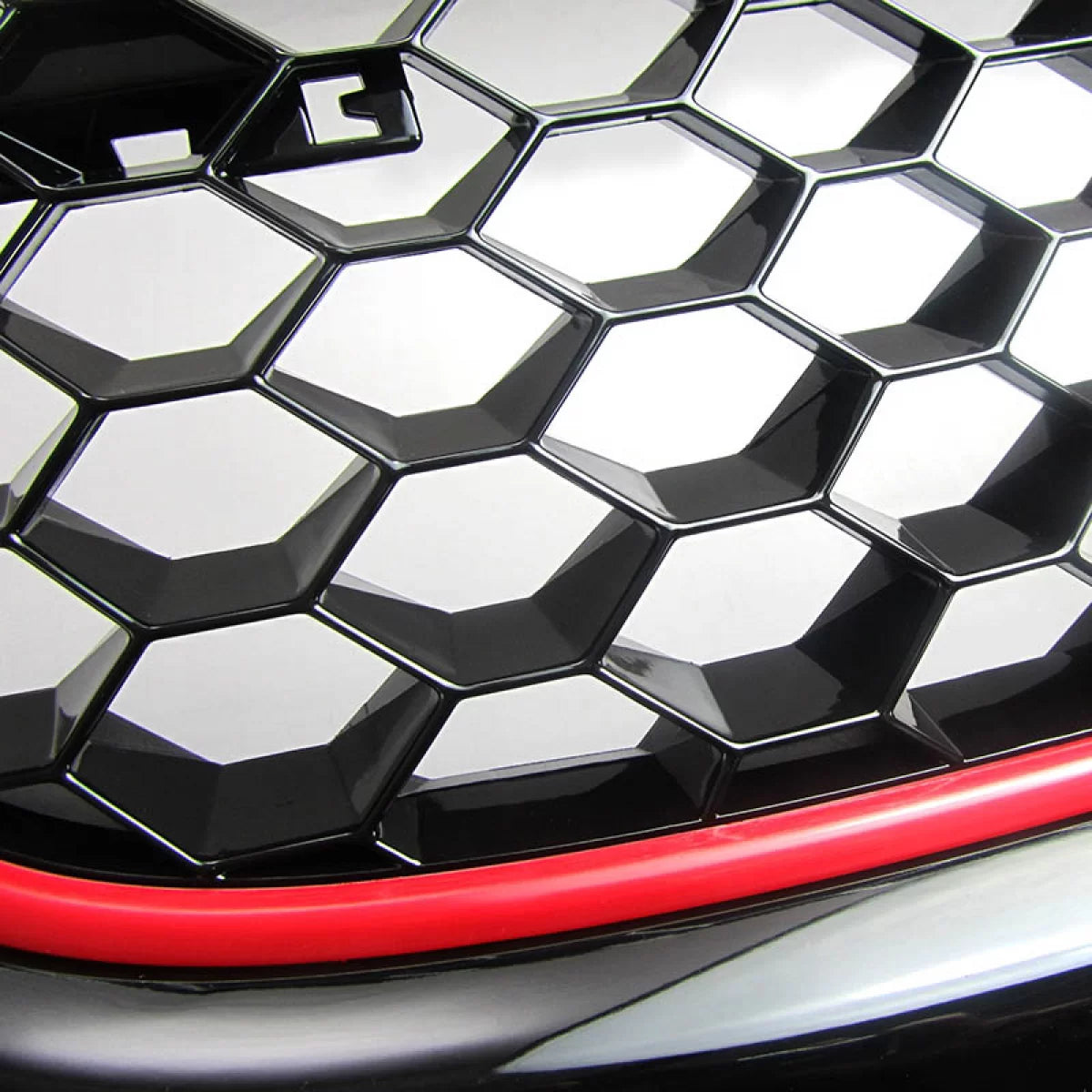 Griglia Anteriore Nido D'ape Senza Logo con Linea Rossa per VW Golf 5 03-08