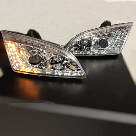 Fari Anteriori con Luci Diurne e LED Segnale Cromati per Ford Focus 04-08