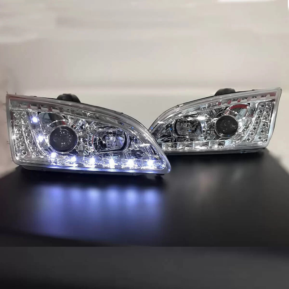 Fari Anteriori con Luci Diurne e LED Segnale Cromati per Ford Focus 04-08