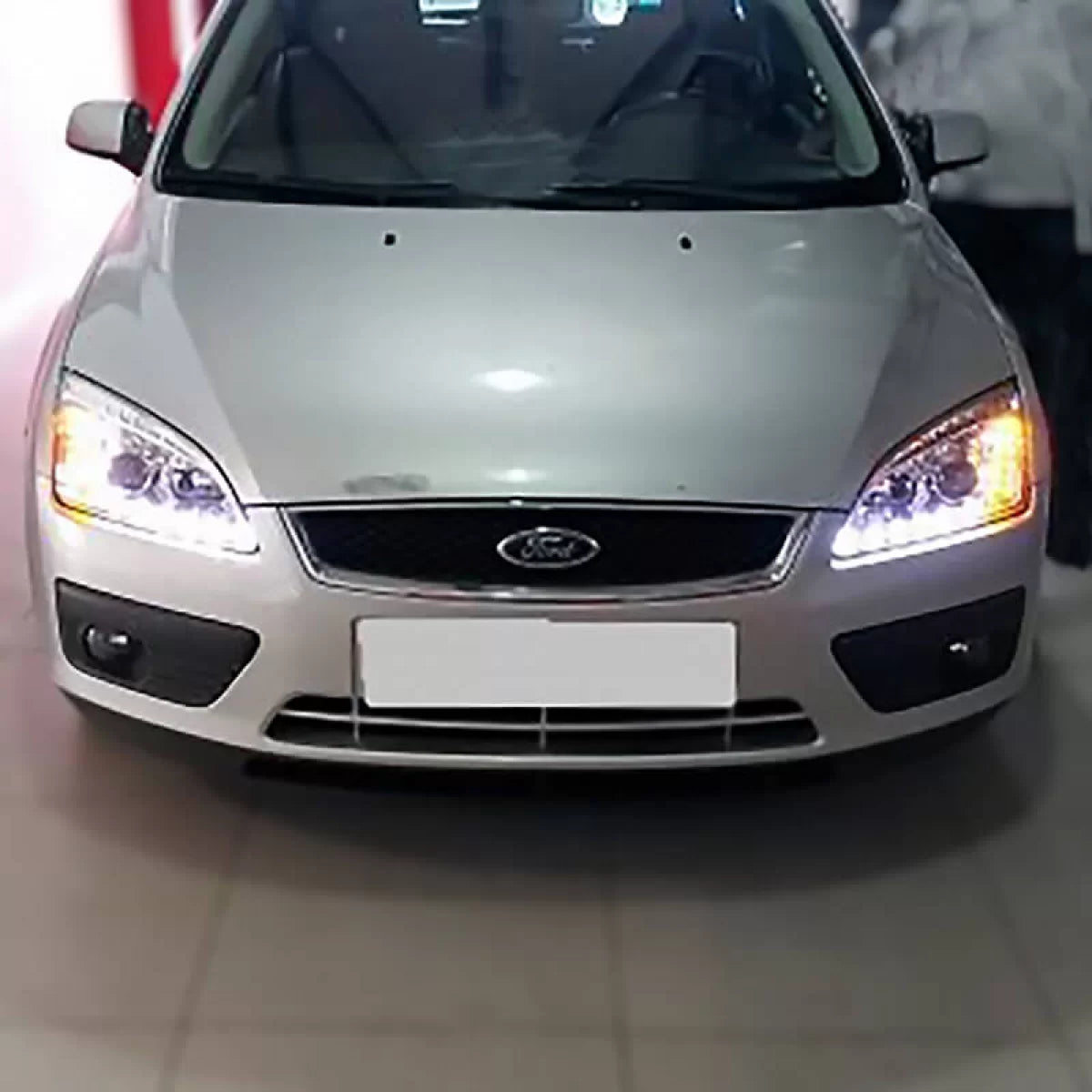 Fari Anteriori con Luci Diurne e LED Segnale Cromati per Ford Focus 04-08