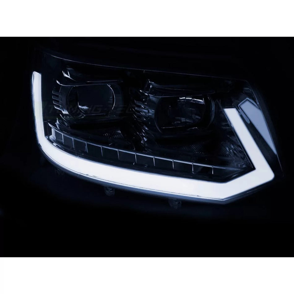 Fari Anteriori Sinistro e Destro con Base Cromata per Volkswagen Transporter T5