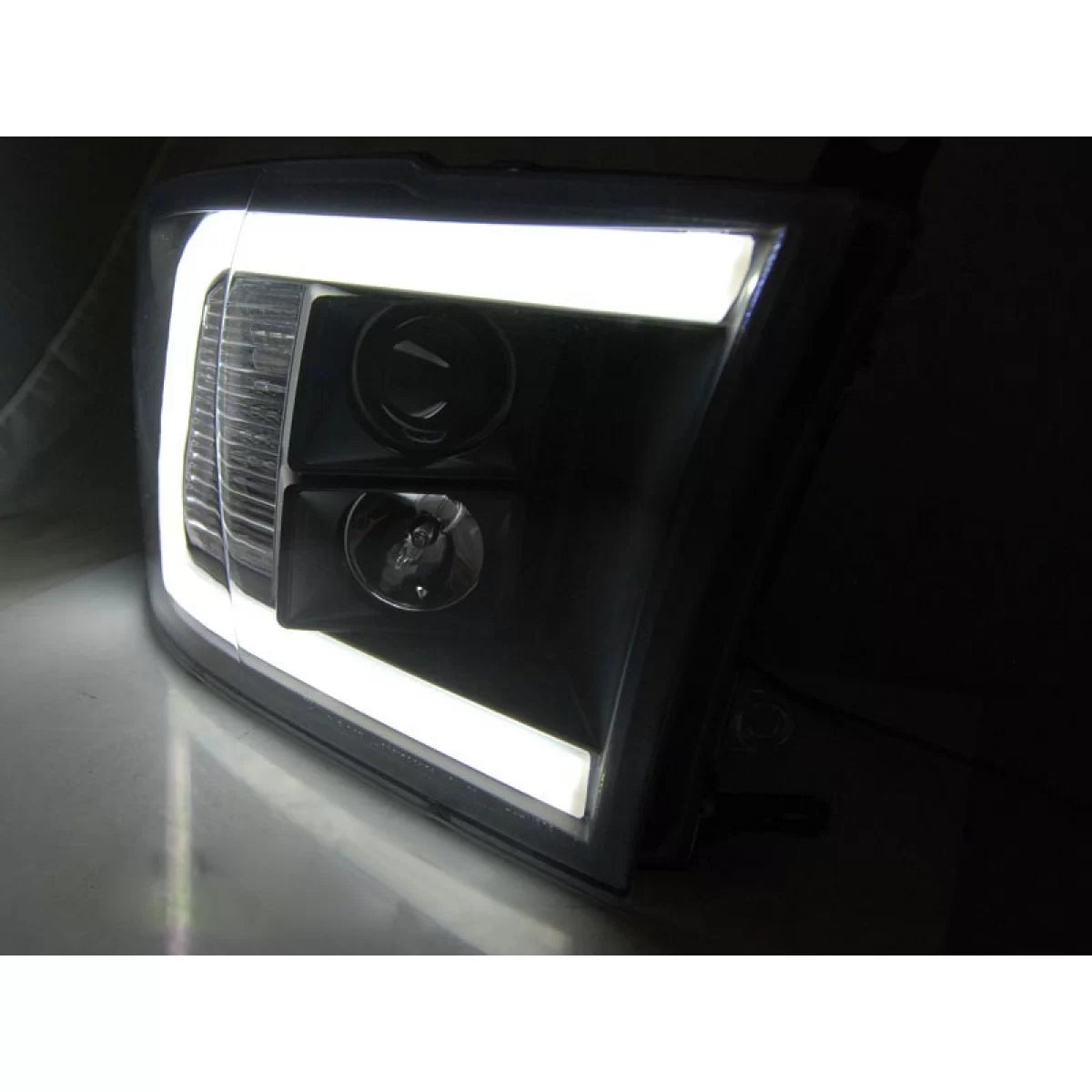 Fari Anteriori Tuning con Base Nera per Dodge Ram 2009-2018 Dx e Sx