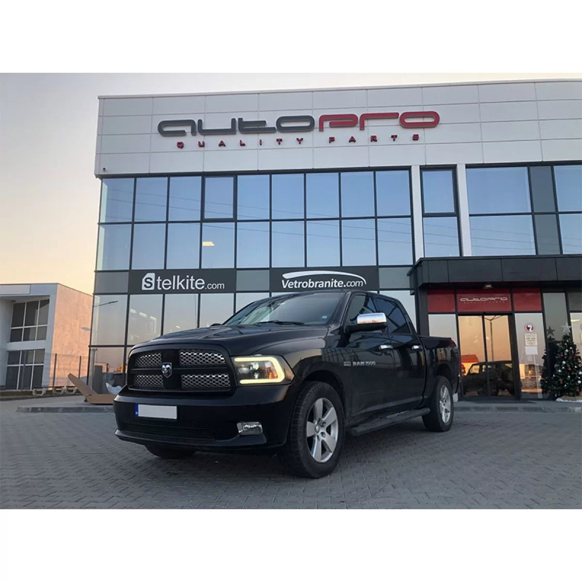 Fari Anteriori Tuning con Base Nera per Dodge Ram 2009-2018 Dx e Sx
