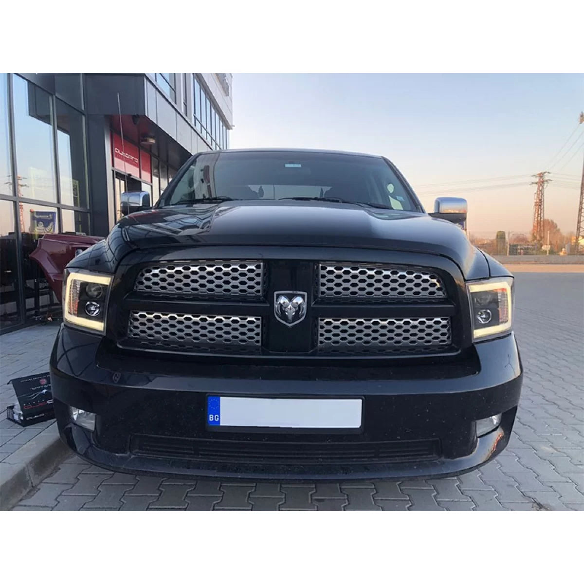 Fari Anteriori Tuning con Base Nera per Dodge Ram 2009-2018 Dx e Sx